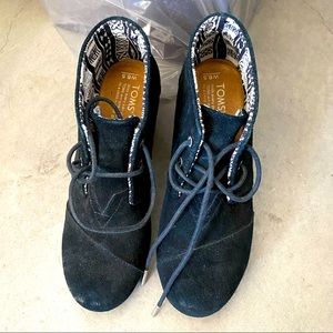 Tom’s 6.5 W black suede wedges lace up